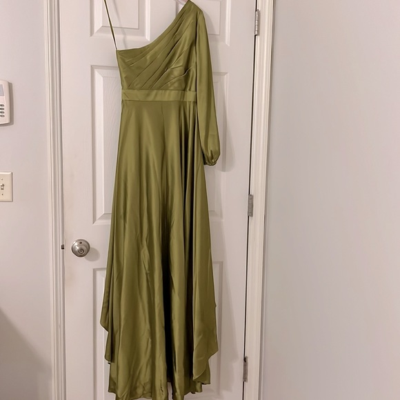 Mac Duggal gown - size 2 Concealed side zip
100% polyester - Picture 6 of 7